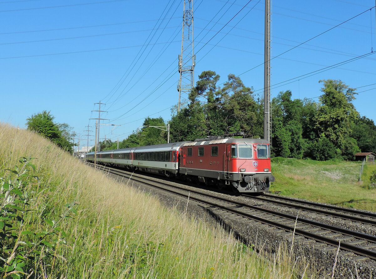 Rheinfelden-Augarten - 10. Juni 2022 : Re 4/4 II 11136 mit dem NJ 403 von Amsterdam Centraal nach Zürich.