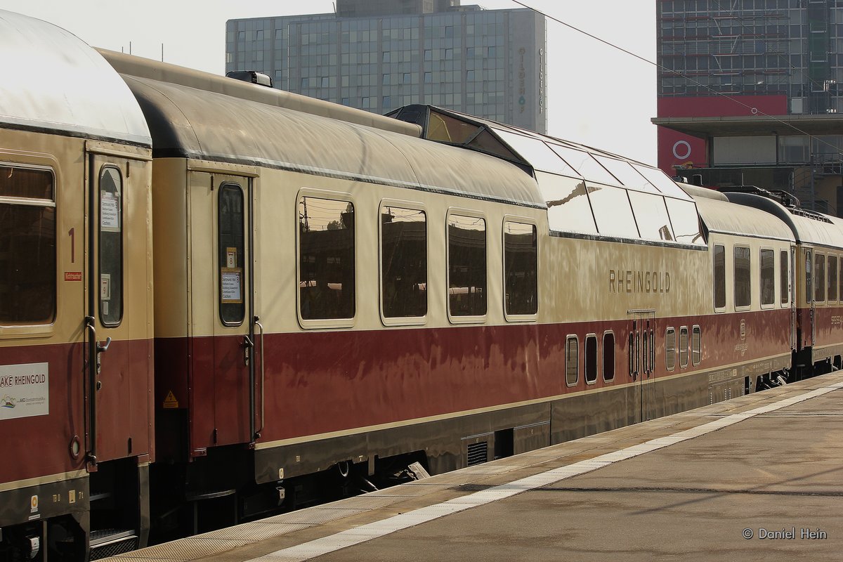 Rheingold Domecar Aussichtswagen in Essen Hbf, Juli 2016.