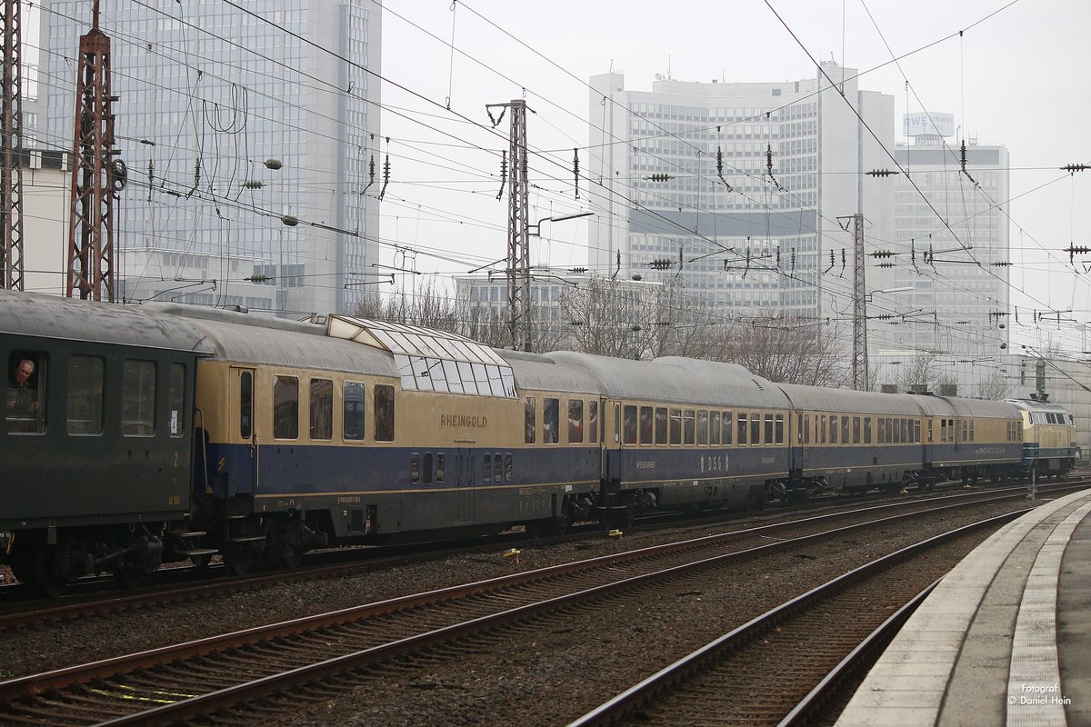 Rheingold Domecar Aussichtswagen und weitere Rheingoldwaggons in Essen Hbf, am 18.02.2017.