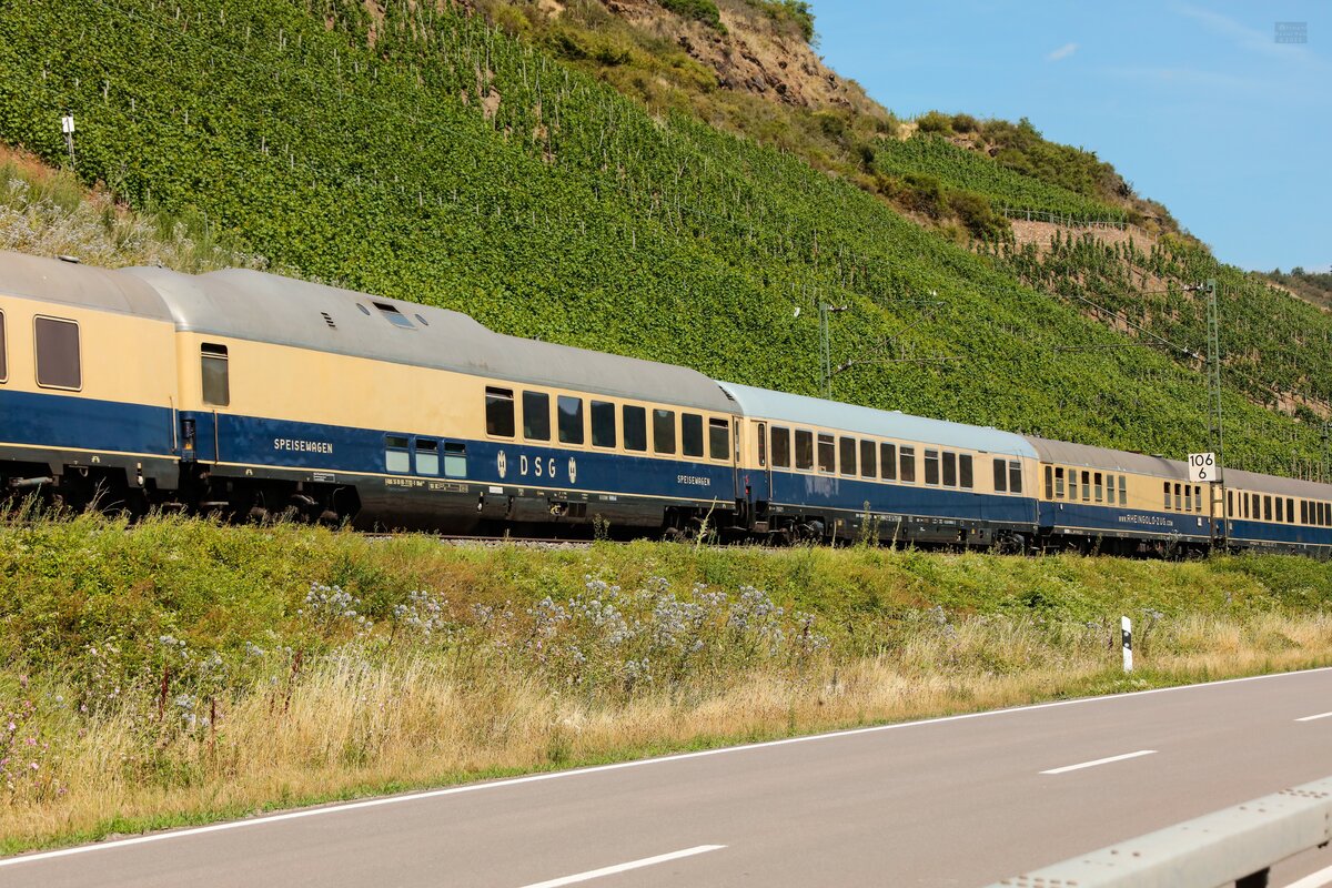 Rheingold DSG Speisewagen & weitere Rheingoldwaggons am Bopparder Hamm, Juli 2025.