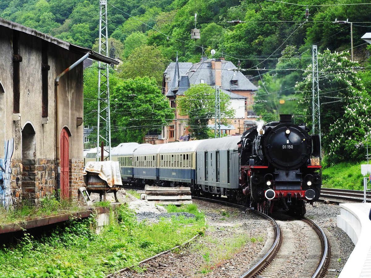  RHEINGOLD - der historische Rheingoldzug mit Dome-car und Schnellzug-Dampflok
01150 bei Sonderfahrt am 15.5.2016 bei Einfahrt in den Bahnhof BACHARACH/RHEIN...