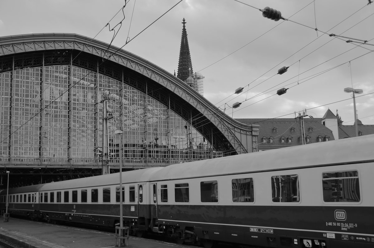 Rheingold-Impression aus Köln. Wie in einer längst vergangenen Zeit präsentiert sich hier der AKE-Rheongold, der mit der E10 1309 aus Leipzig gekommen ist und seinen Zielbahnhof erreicht hat.

Köln Hbf, 31. Augsut 2016