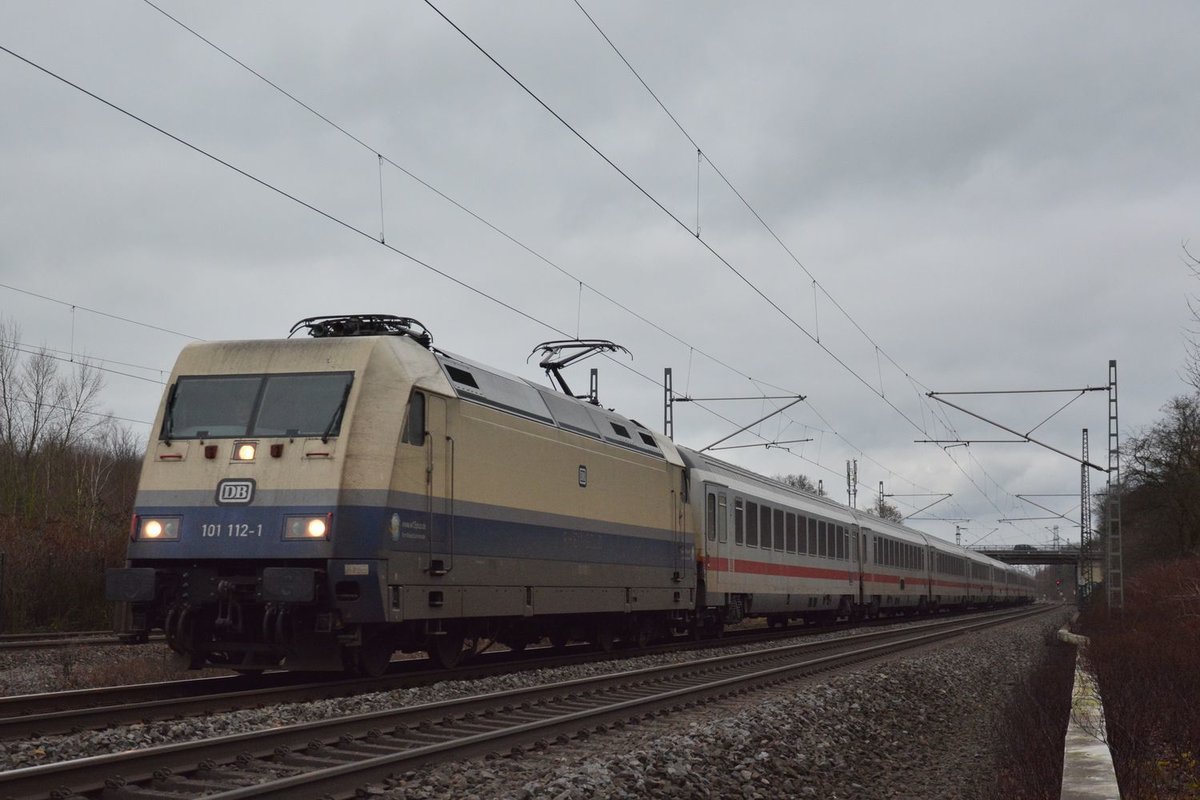 Rheingold-Lok 101 112 mit IC 2013 bei Düsseldorf Flughafen am 25.12.2017.