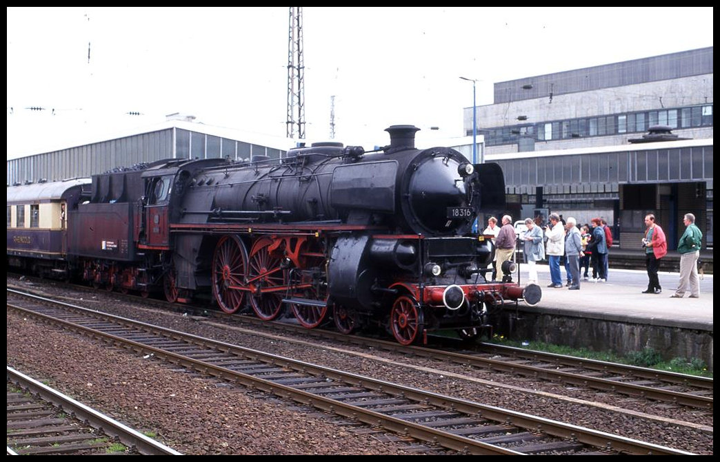 Rheingold mit Dampflok 18316 war am 25.4.1999 um 14.21 Uhr als Sonderzug auf Gleis 4 im HBF Essen ankommen.