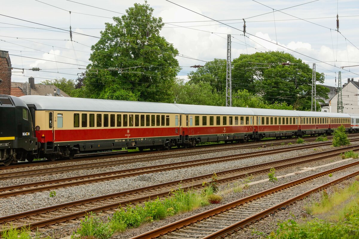 Rheingoldwaggons in Wuppertal, Mai 2024.