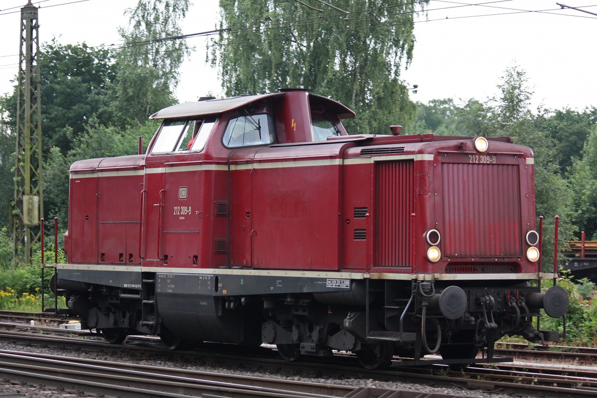 Rheinische Eisenbahn 212 309 am 24.6.13 beim Rangieren in Duisburg-Entenfang.