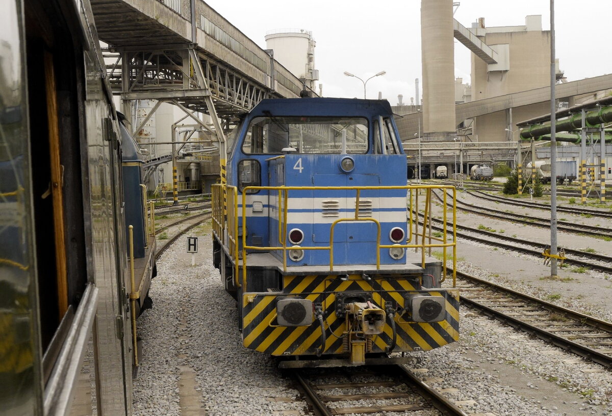 Rheinkalk-Werklok V 4, eine MaK 1202BB analog BR 270 im Werksgelände der Rheinkalk in Flandersbach, 26.9.21.