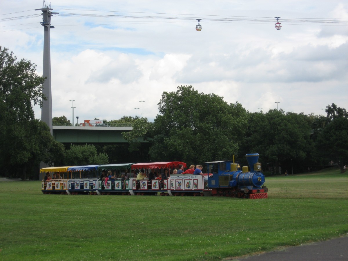 Rheinseilbahn Kln und Kleinbahn im Rheinpark Kln. Festgehalten am 12.8.13