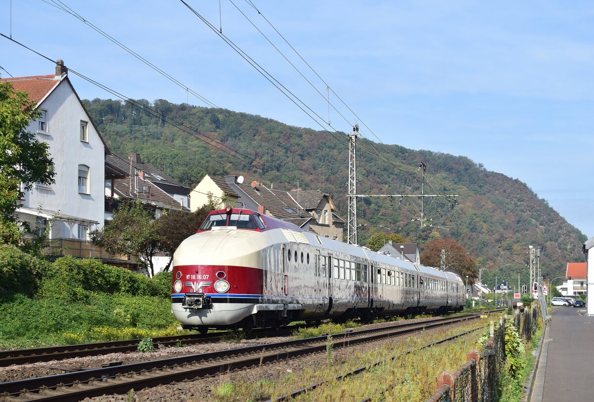 Rheintal statt Elbtal. Am 3.10.2026 zum Tag der deutschen Einheit fuhr der VT 18.16 das erste Mal durchs Rheintal von K�ln bis nach Mainz. Hier durchf�hrt der Zug Brohl als DZ 20151 K�ln Hbf - Mainz Hbf.

Brohl 03.10.2026