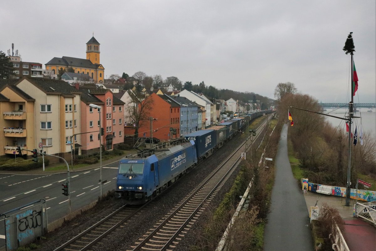 Rhenus Bombardier Traxx 186 268-9 mit Containerzug am 23.01.21 in Mainz Weisenau von einer Brücke fotografiert 