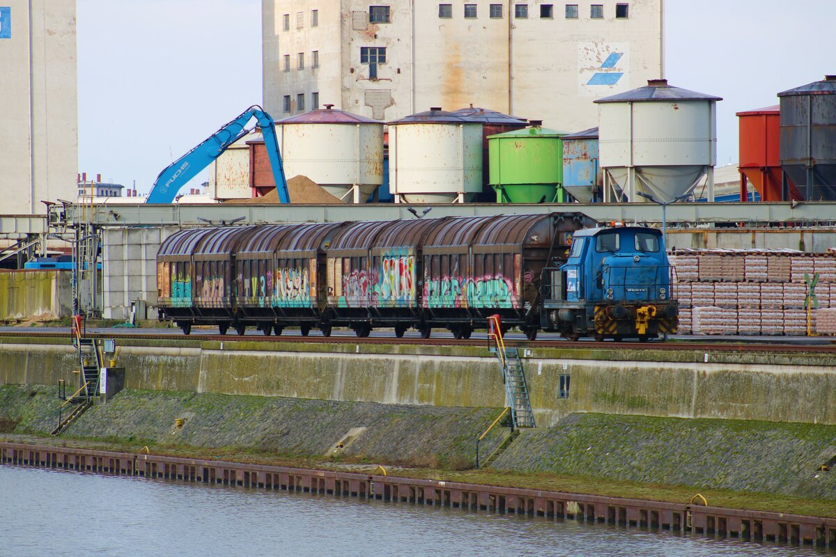 Rhenus Lok 1 Deutz KG230 mit Schiebewandwagen am 21.01.23 in Hanau Hafen abgestellt mit Telezoom von einen Gehweg aus fotografiert