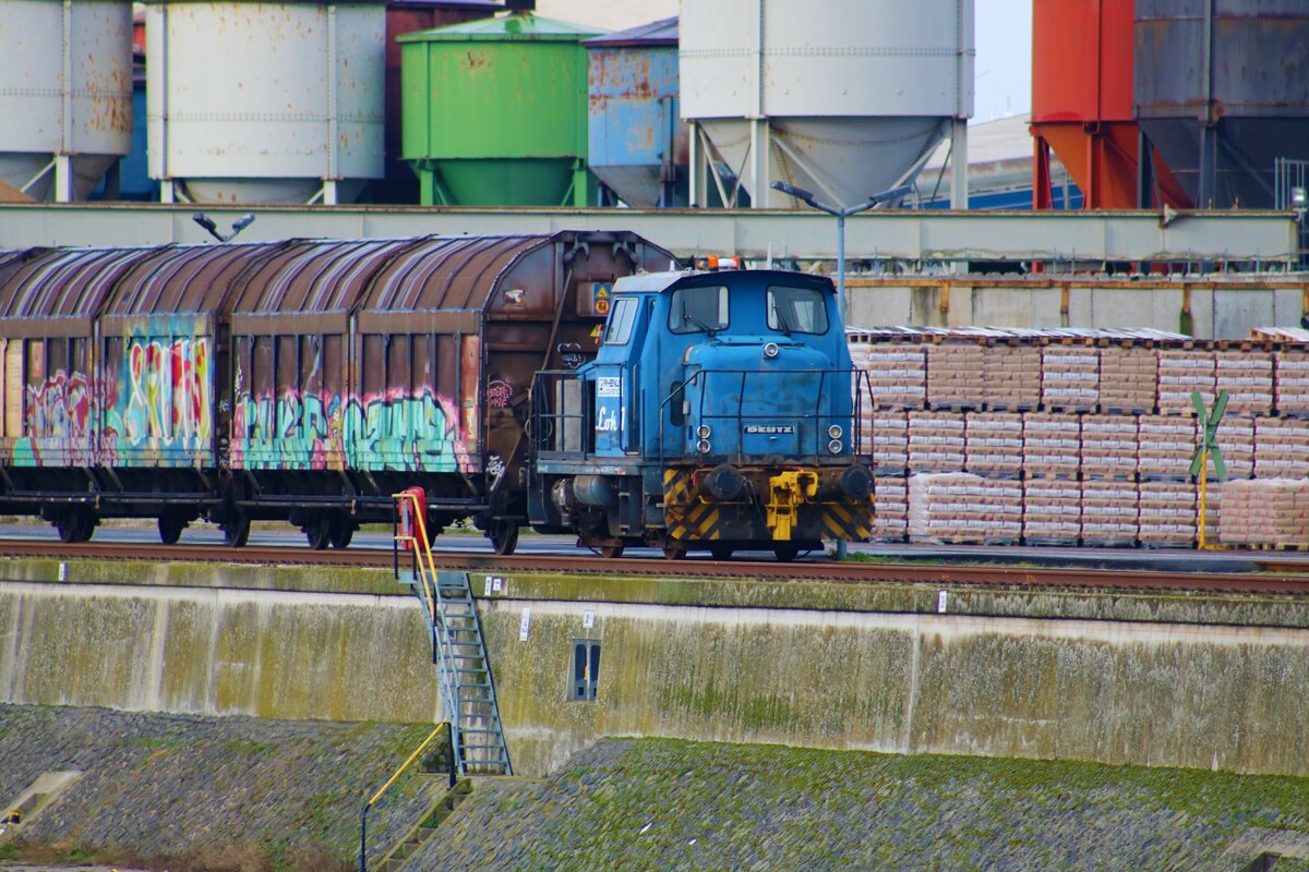 Rhenus Lok 1 Deutz KG230 mit Schiebewandwagen am 21.01.23 in Hanau Hafen abgestellt mit Telezoom von einen Gehweg aus fotografiert