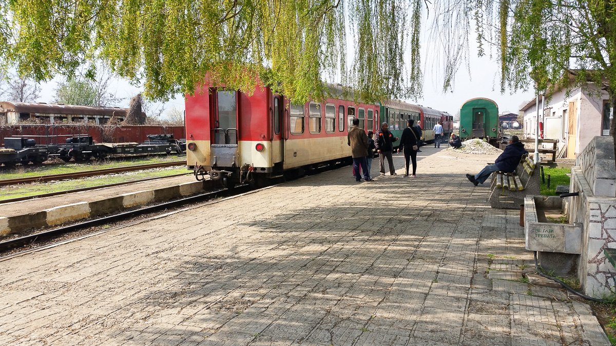 Rhodopenbahn am 26.03.2017 um 13:07 Uhr im Bahnhof Septemvri, kurz vor der Abfahrt Richtung Bansko/Dobrinischte.
