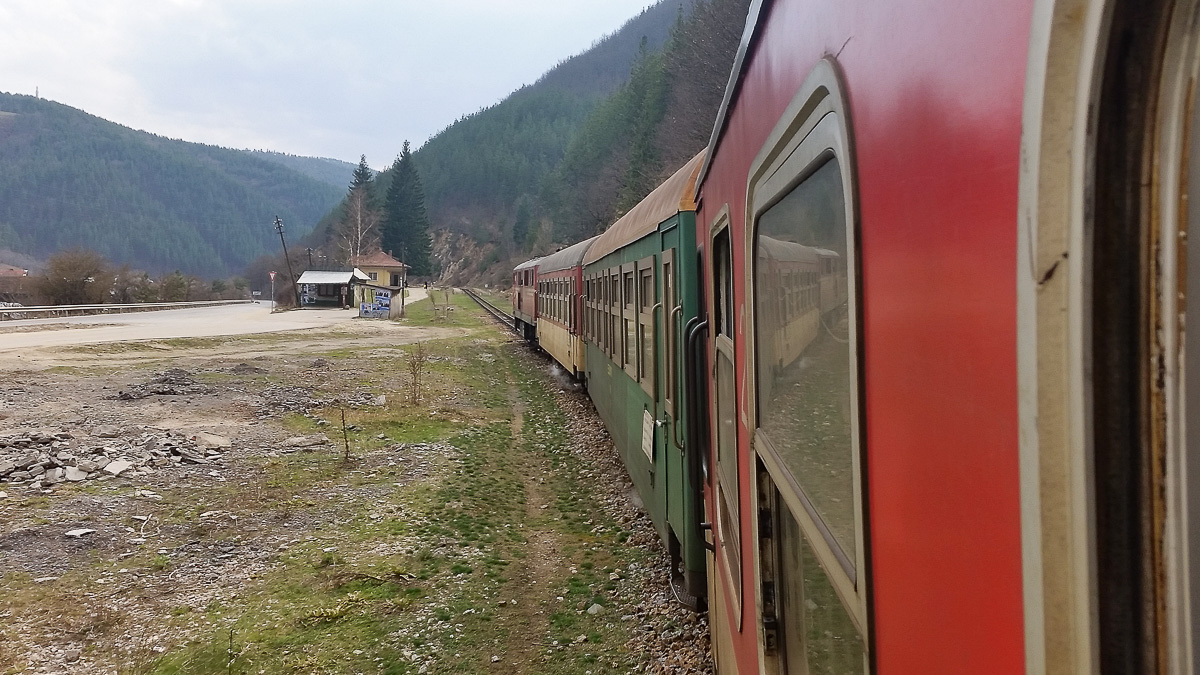 Rhodopenbahn Richtung Bansko am 26.03.2017 um 16:23 Uhr im 989m hoch gelegenen Bf Tscherna Mesta (Черна Места).
Blick in Fahrtrichtung auf das Bahnhofsgebäude.