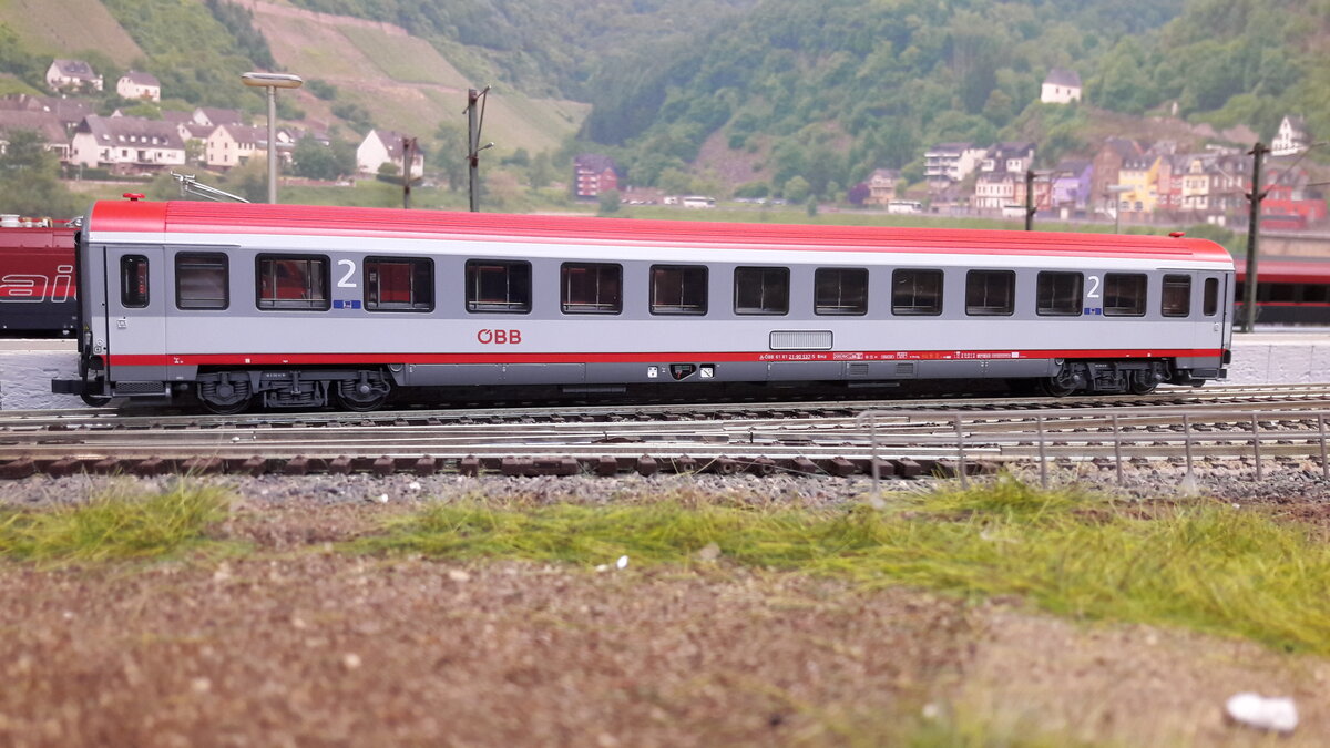 RIC Reisezugwagen der ÖBB in der aktuellen Upgrade Lackierung, hier ein ganz normaler 2. Klasse Abteilwagen  Bmz, dieser Wagen ist beinhaltet im 3er Set 55211 von ACME, unter anderem aber auch im 2er Set 55183 ACME