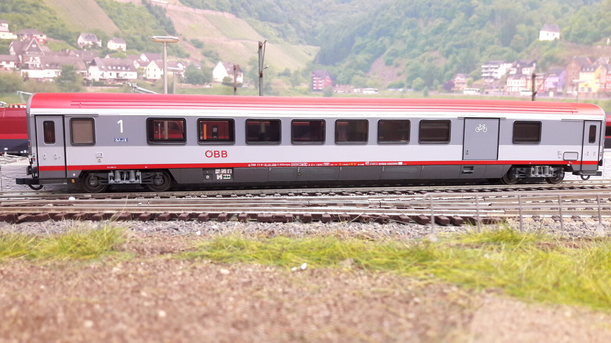 RIC Reisezugwagen der ÖBB in der aktuellen Upgrade Lackierung, hier ein 1 Klasse Wagen mit Fahrradraum  ADbmpsz, dieser Wagen ist beinhaltet im 3er Set 55211 von ACME