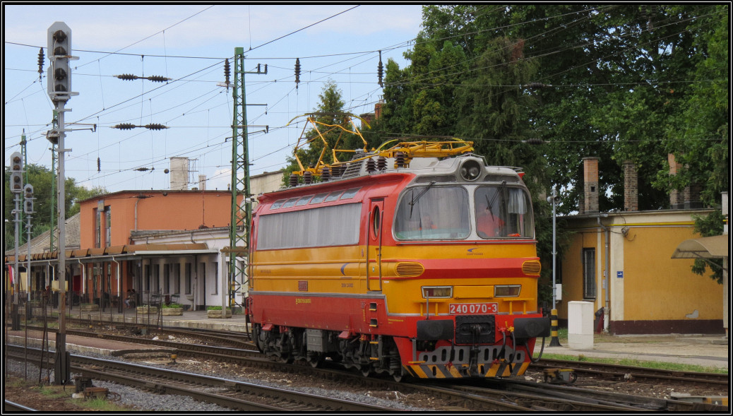 Richtig gut herausgeputzt kommt die slowakische 240 070-3 gerade aus Komarno (SK) rüber nach Komarom (H)gefahren ,um hier einen Güterzug am Haken zu nehmen.
Szenario vom 31.Juli 2015.
