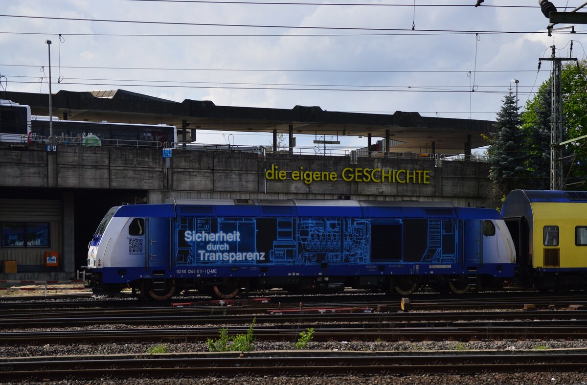 Richtung Cuxhaven schiebt die 1246 011-1 einen Doppelstockzug durch Harburg 9.5.2015