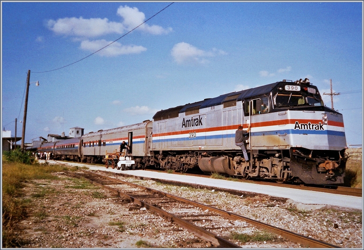Richtung Süden unterwegs, scheint der Halt des Amtrak-Zuges New York - Miami in Winter Haven sich dem Ende zuzuneigen, zumindest steigt der Lokführer wieder in die Lok und somit dürfte der Zug seine Reise bald fort zu setzen. 
Für die Traktion zuständig ist die Amtrak F40PH 390. 

Analogbild vom November 1991