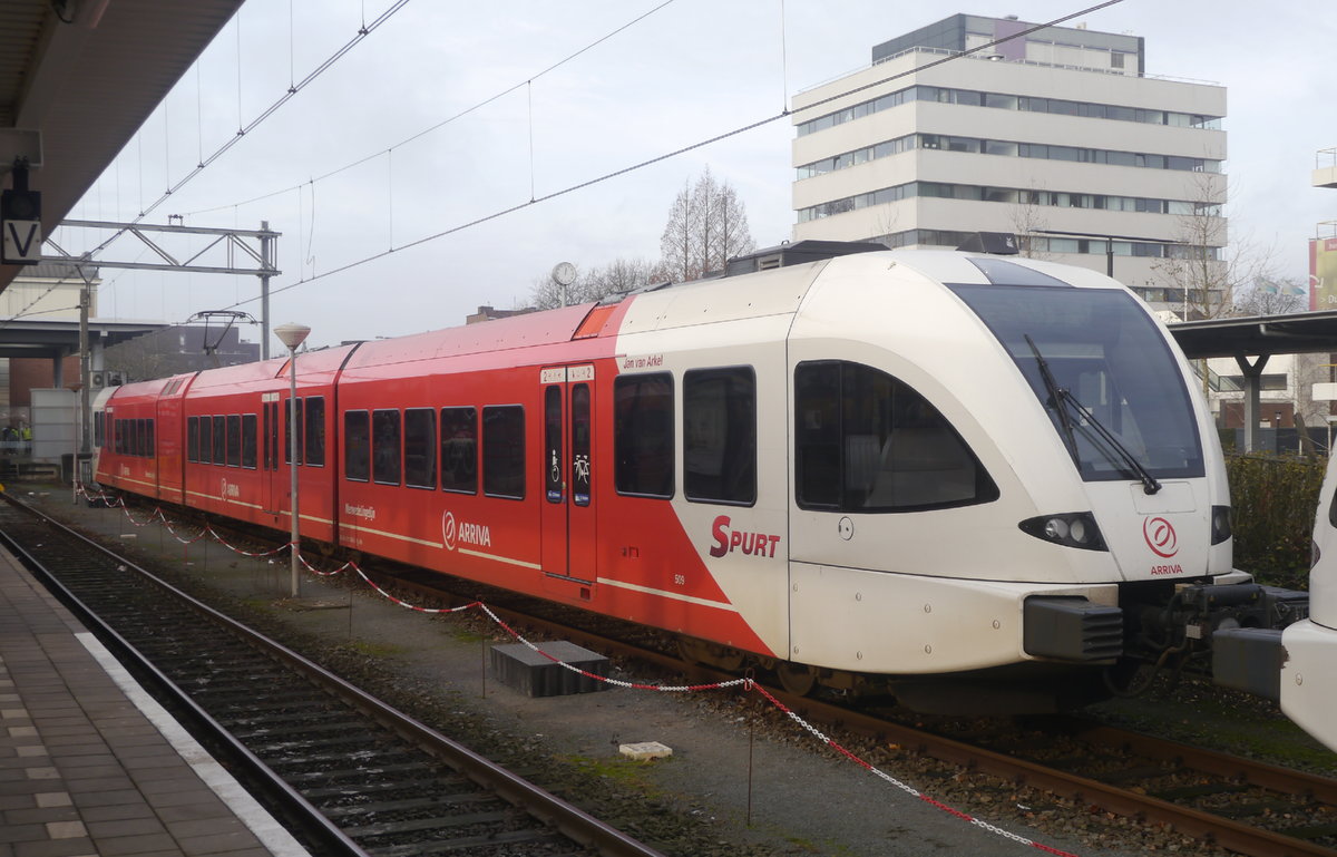 riebzug 509 von Arriva/NL, ein elektrischer GTw 2/8, in Dordrecht, 17.12.16.