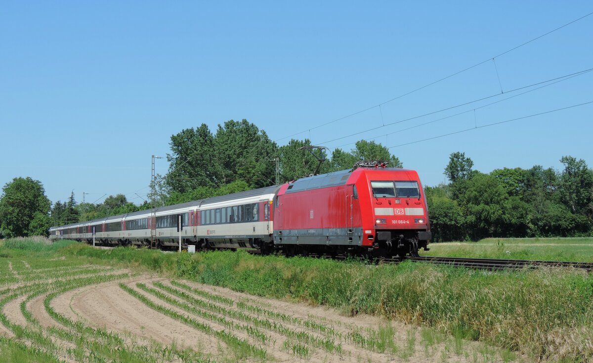 Riegel - 14. Juni 2021 : 101 064 mit dem EC 9 von Hamburg Altona nach Zürich.