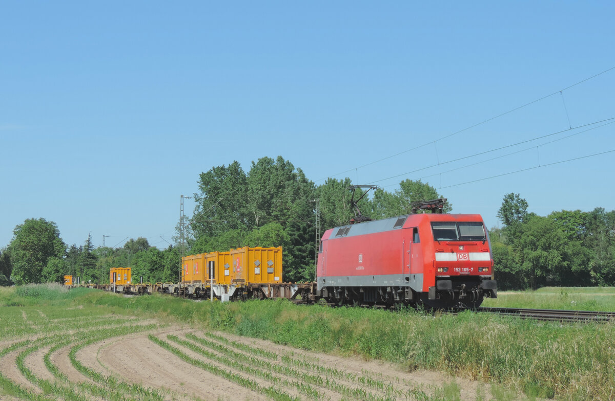 Riegel - 14. Juni 2021 : 152 165 mit einem Kontainerzug. Es könnte auch ein Müllzug sein.