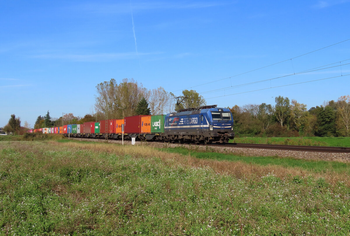Riegel - 25. Oktober 2024 : RTB 193 792  Mit auf die Zugspitze  mit einem Kombi in Richtung Schweiz unterwegs. 

Link zum Video : https://www.youtube.com/watch?v=ORj6zCwAjkA