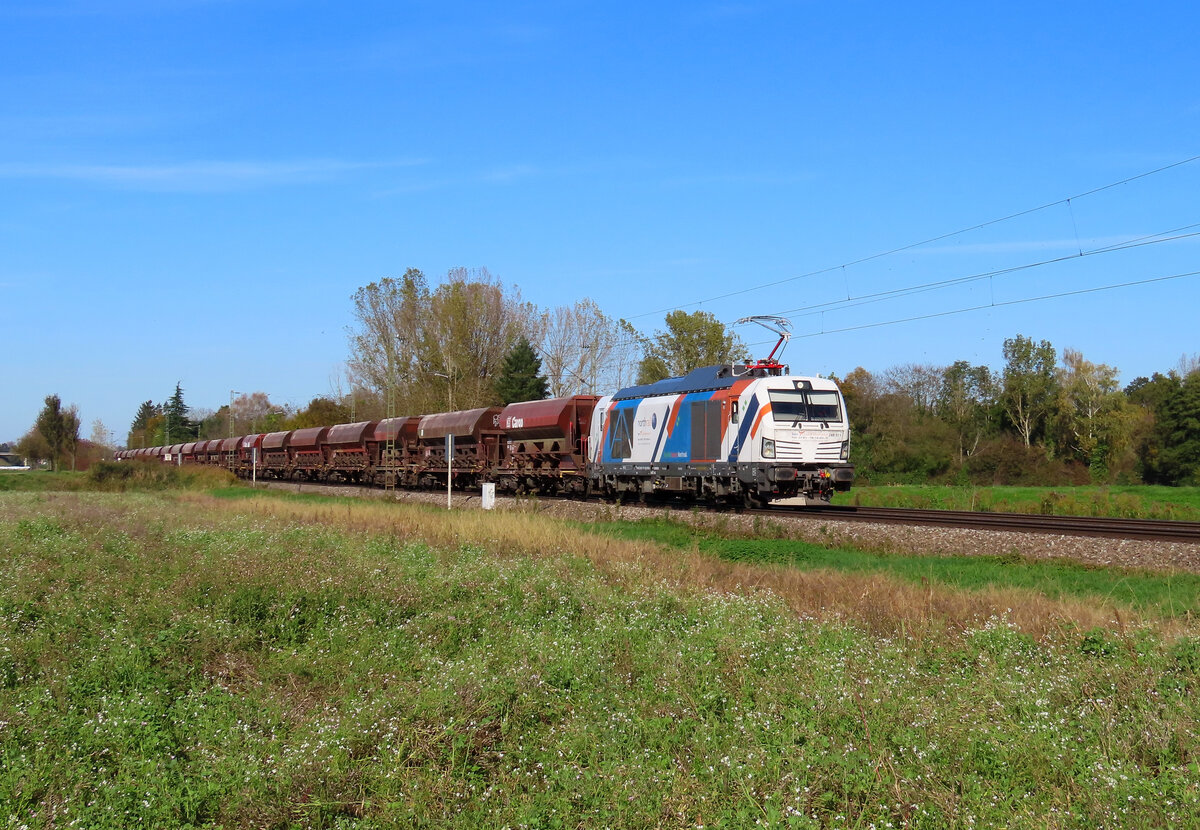 Riegel - 25. Oktober 2024 : BM Bahndienste 248 011 mit einem Schotterzug in Richtung Schweiz unterwegs. 

Link zum Video : https://www.youtube.com/watch?v=ORj6zCwAjkA