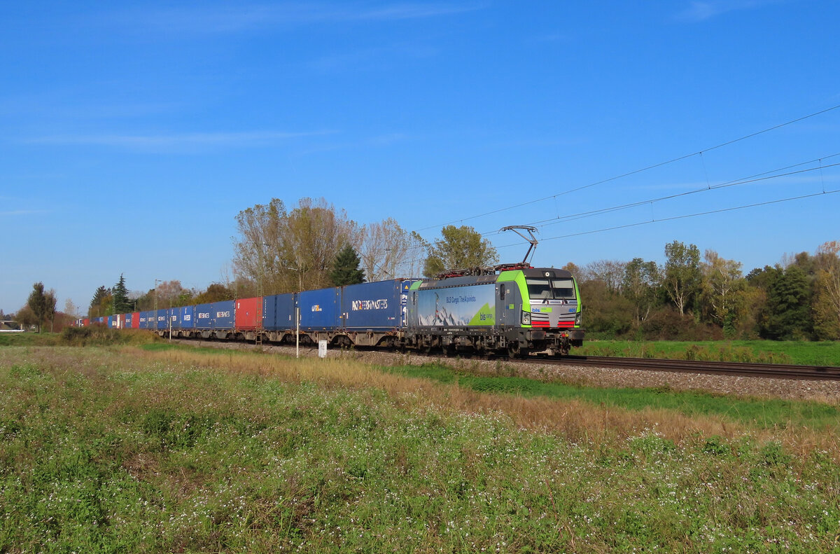Riegel - 25. Oktober 2024 : BLS 475 401 mit einem Kombi in Richtung Schweiz unterwegs. 

Link zum Video : https://www.youtube.com/watch?v=ORj6zCwAjkA