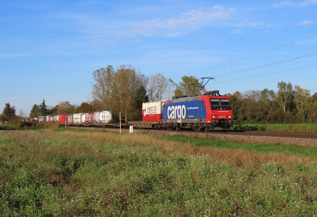 Riegel - 25. Oktober 2024 : SBB 482 023 mit einem Kombi in Richtung Schweiz unterwegs. 

Link zum Video : https://www.youtube.com/watch?v=ORj6zCwAjkA