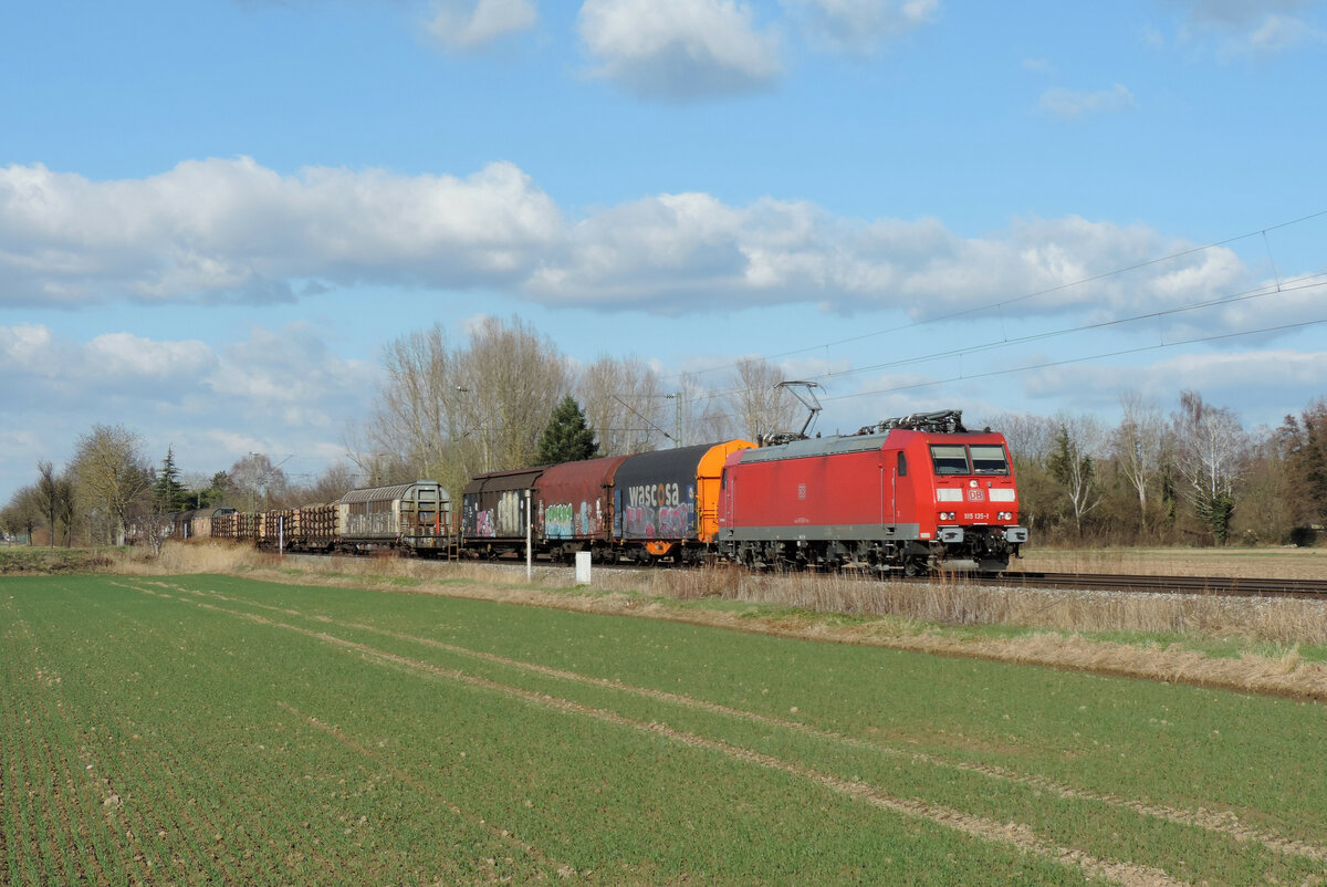 Riegel - 26. Februar 2022 : 185 135 mit einem Mischer in Richtung Süden unterwegs.