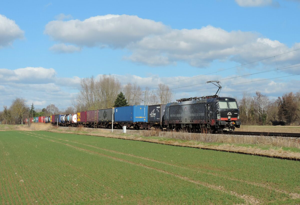 Riegel - 26. Februar 2022 : 193 657  Pferdelok  mit einem Kombi in Richtung Süden unterwegs.