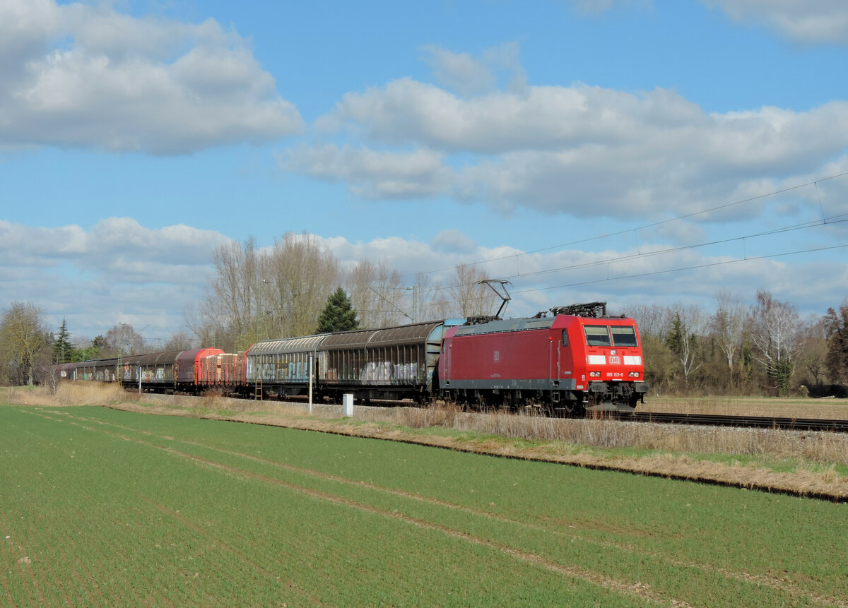 Riegel - 26. Februar 2022 : 185 113 mit einem Mischer in Richtung Süden unterwegs.