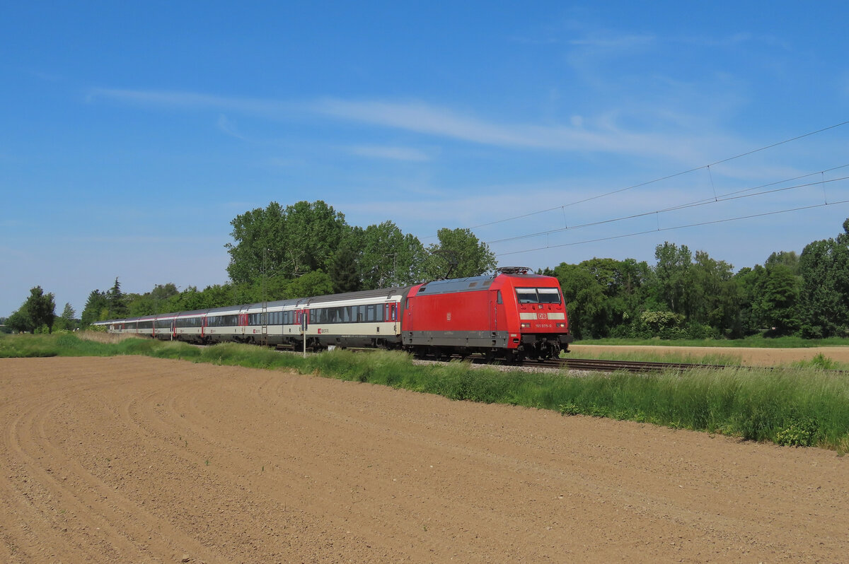 Riegel am Kaiserstuhl - 14. Mai 2025 : 101 075 mit dem EC 9 von Dortmund nach Basel SBB.
Link zum Video : https://www.youtube.com/watch?v=7ZA9K_5mHS0&t=37s