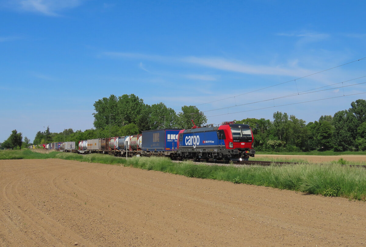 Riegel am Kaiserstuhl - 14. Mai 2025 : SBBCI 193 071 mit einem Kombi nach Basel unterwegs.
Link zum Video : https://www.youtube.com/watch?v=7ZA9K_5mHS0&t=37s