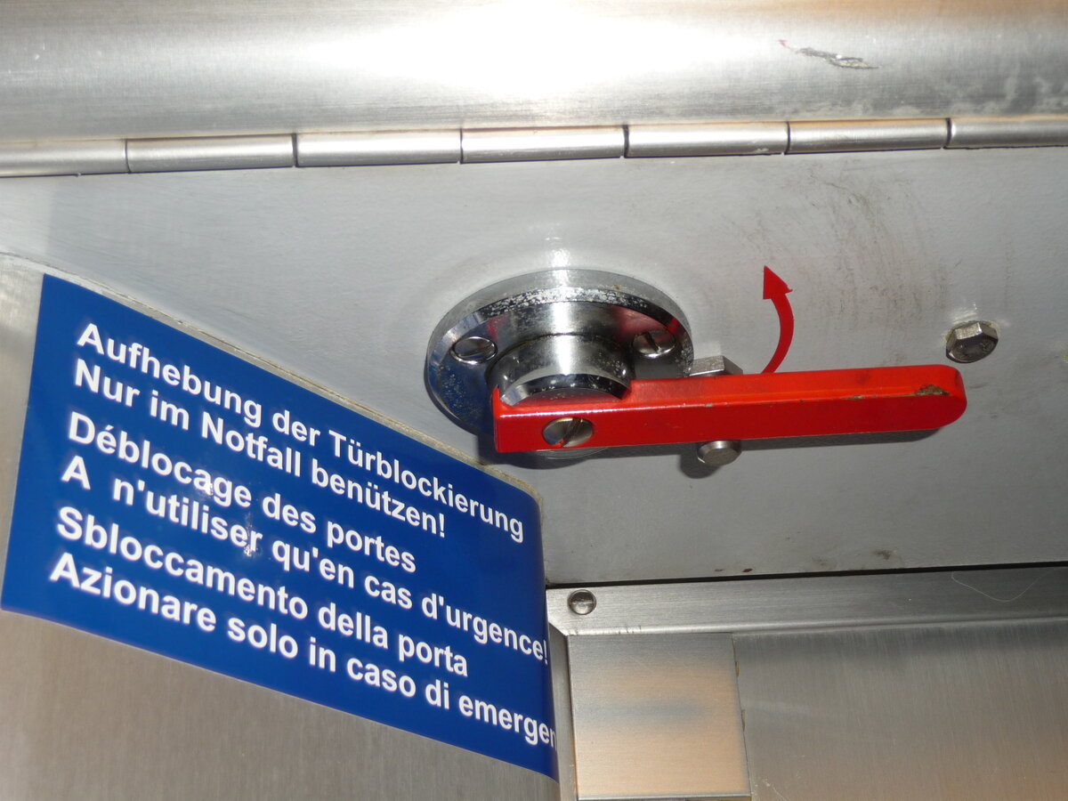 Riegel für die Notentriegelung der Türen eines 
EW III Wagens. 
Fotografiert auf der letzen Fahrt, 11.12.21 