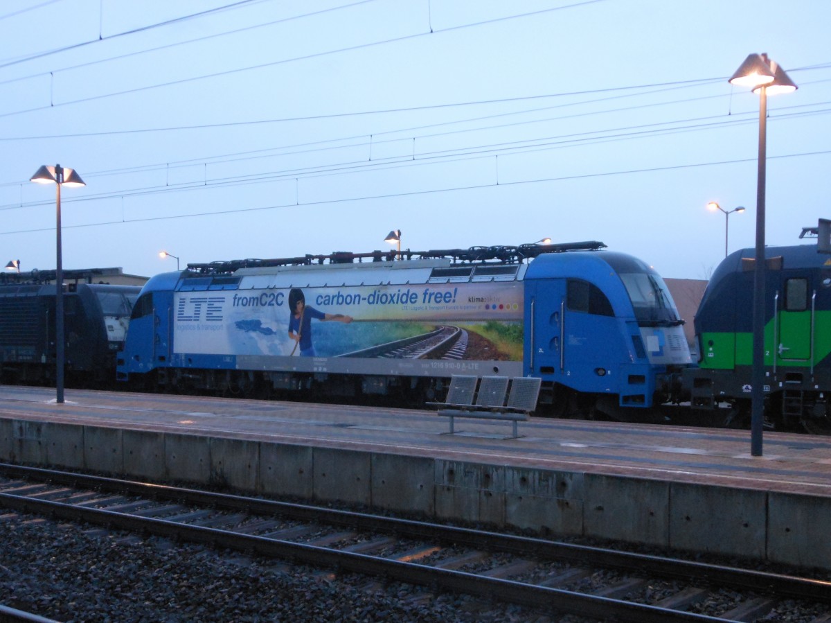 Riesenüberraschung in Gramatneusiedl: mit einem derartigen Erscheinungsbild der Siemens-Mehrsystemlokomotive von LTE habe ich nicht wirklich gerechnet. So kann das neue Eisenbahnjahr durchaus weitergehen; aufgenommen am 2.1.2015.