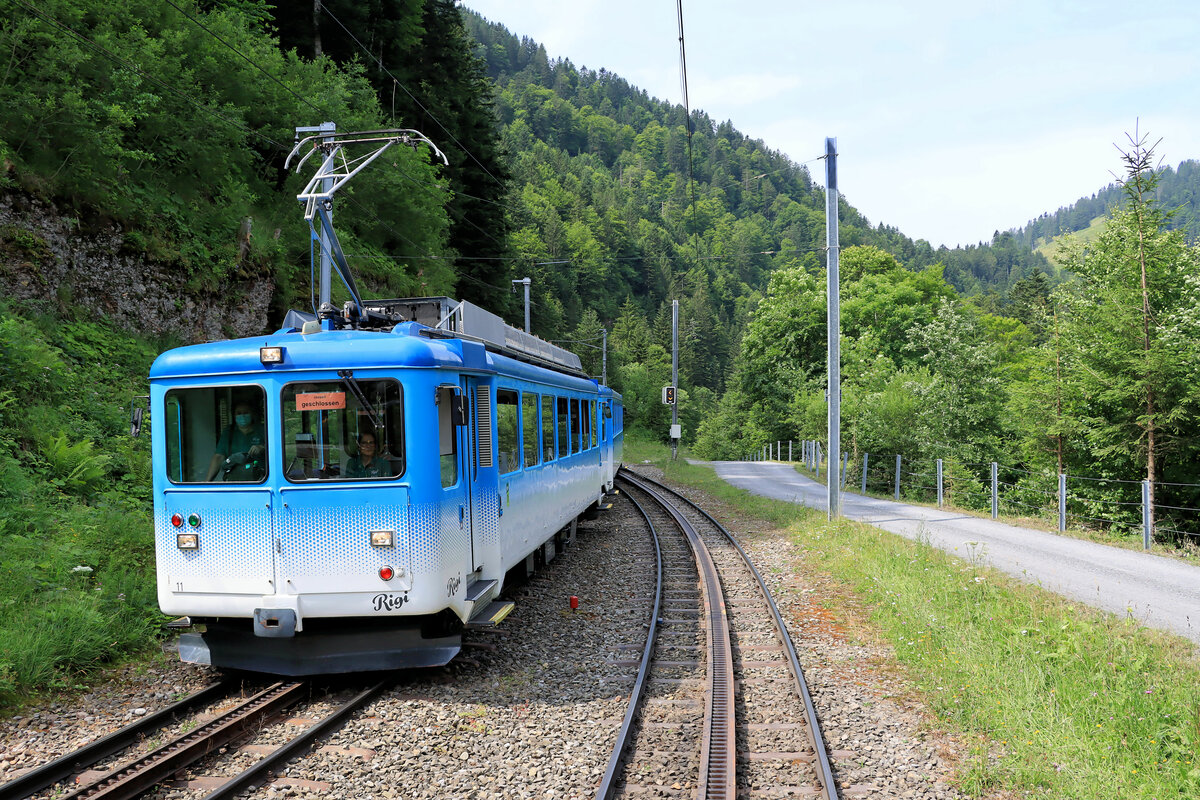 Rigi Bahn Arth-Goldau - Rigi Kulm: Triebwagen BDhe 2/4 11 (1949) + Steuerwagen Bt 21 (1958)in Fruttli, 24.Juli 2021. Fotostandort: nach oben hinausschauend aus dem offenen Personenwagen Nr.11 des historischen Dampfzugs der Rigi Bahn. 