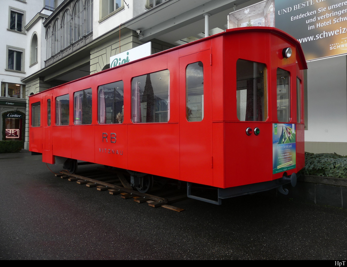 Rigi Bahn - Personenwagen der ARB  B 31 abgestellt vor dem Hotel Schweizerhof in Luzern am 30.12.2021
