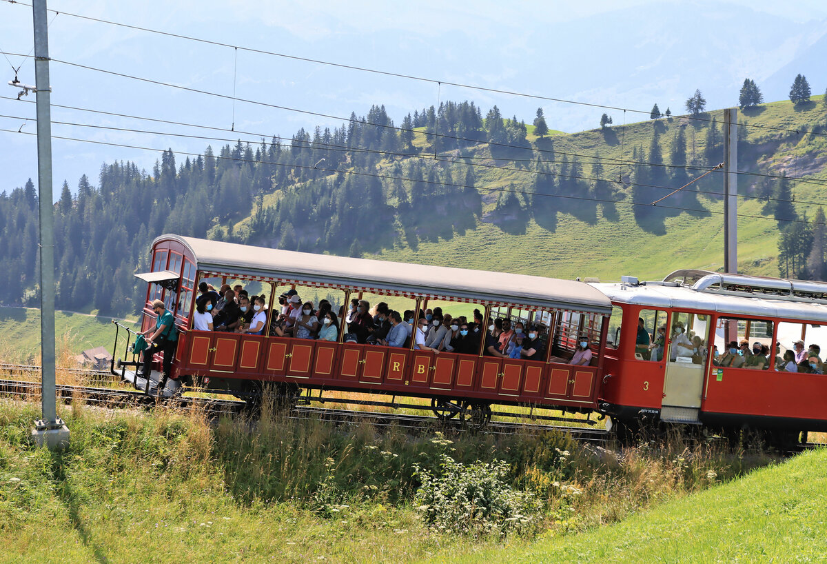 Rigi Bahn, Zug aus Vitznau oberhalb Rigi Staffel. Der Wagen 2 stammt aus dem Jahr 1871. 21.August 2021