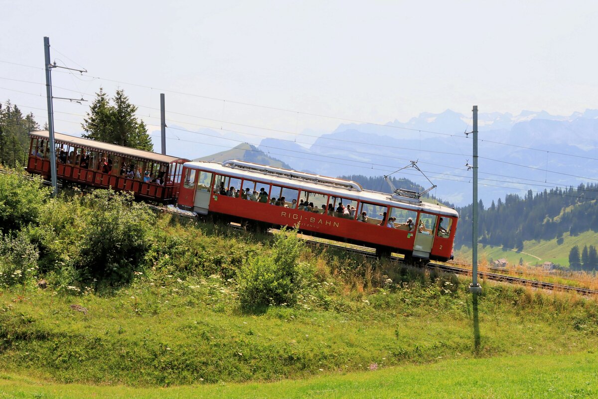 Rigi Bahn zwischen Rigi Staffel und Rigi Kulm: Triebwagen Bhe2/4 2 von 1937 mit Personenwagen 15 der früheren Vitznau Rigi Bahn. 21.August 2021 