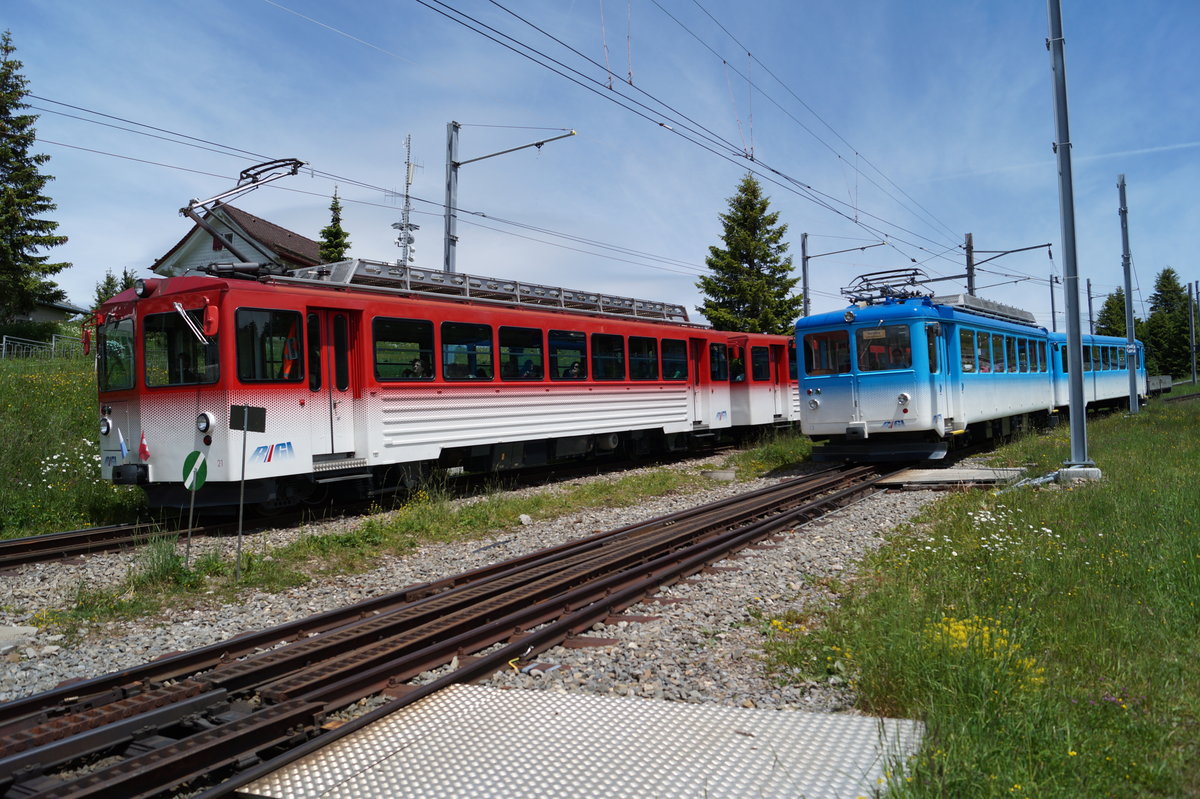 Rigi Bahnen = Vitznau-Rigi-Bahn und Arth-Rigi-Bahn ... Hier, im Bf. Rigi-Staffel die  VRB  BDhe 4/4 21 (rot) +  ARB  BDhe 2/4 13 (blau) 22-06-2015