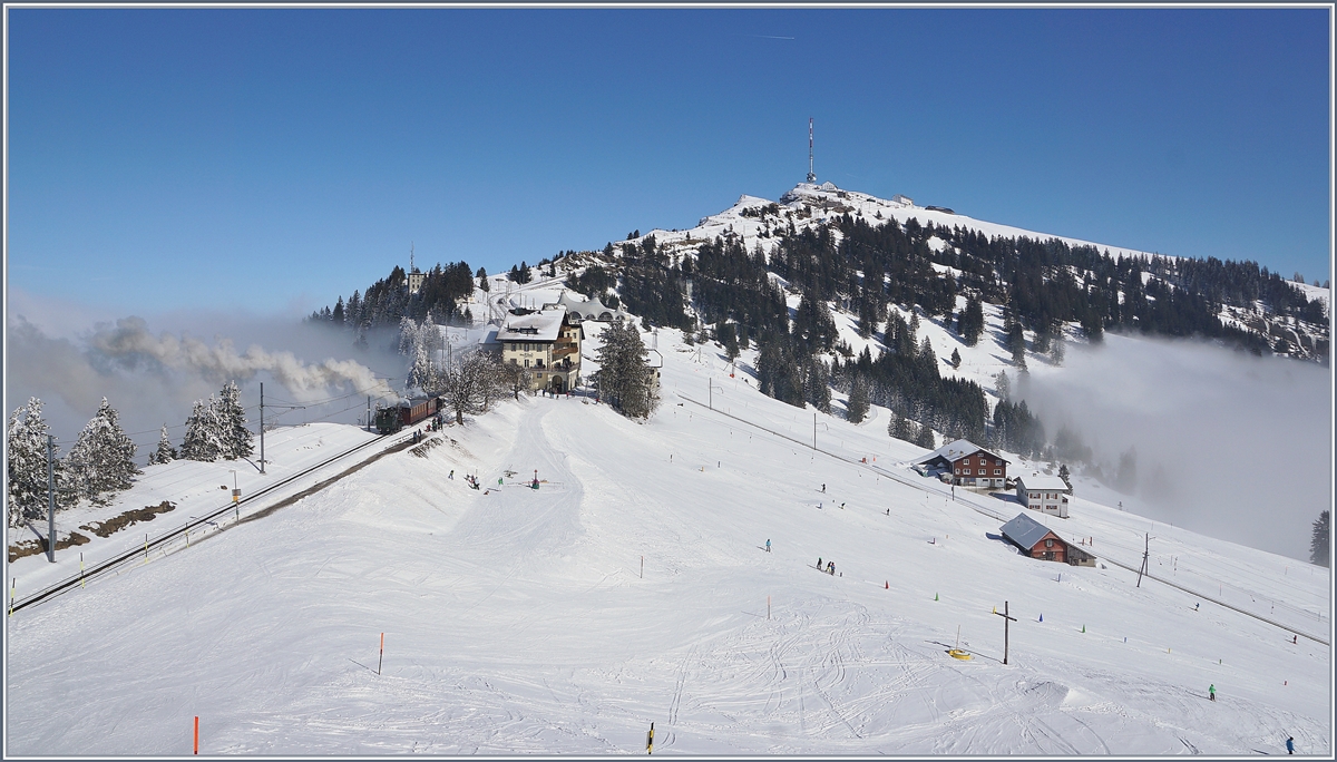Rigi, die  Königin der Berge  erhält neben zahlreichen Touristen heute auch Besuch von der RB H 2/3 N° 16 mit ihrem Dampfzug. Und von Norden und Süden brandete der Nebel an den Berg.
24. Feb. 2018