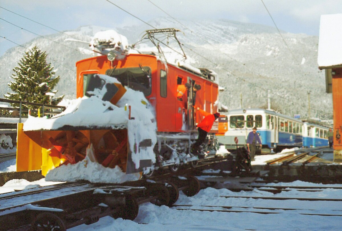 Rigi Zahnradbahnen_02-2005_ Der hat schon gearbeitet ..  Schneepflug auf der Schiebebühne im Talbhf. Goldau.