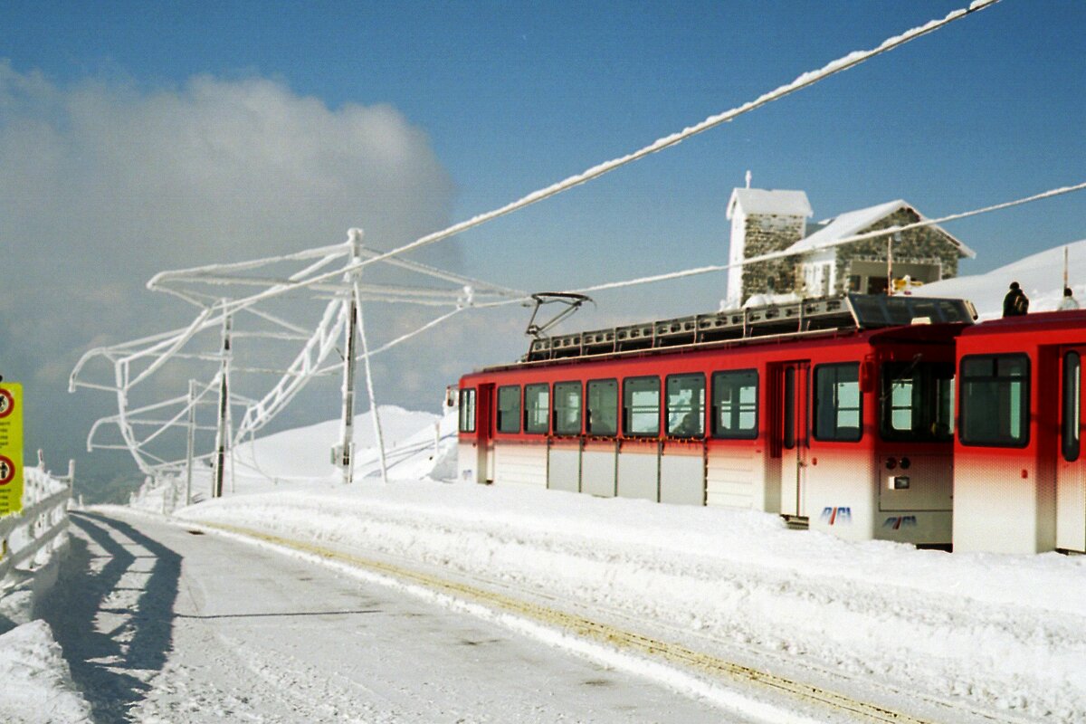 Rigi Zahnradbahnen_02-2005_Endbhf. Rigi-Kulm. Zug der Vitznau-Rigi-Bahn bereit zur Talfahrt.