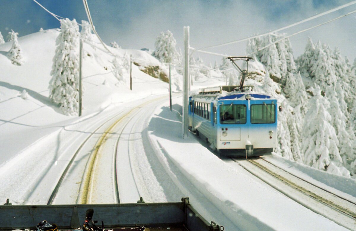 Rigi Zahnradbahnen_02-2005_Parallelfahrt kurz vorm Rigi-Kulm_Blick aus der Vitznau-Rigi-Bahn auf Tw der Goldau-Rigi-Bahn.