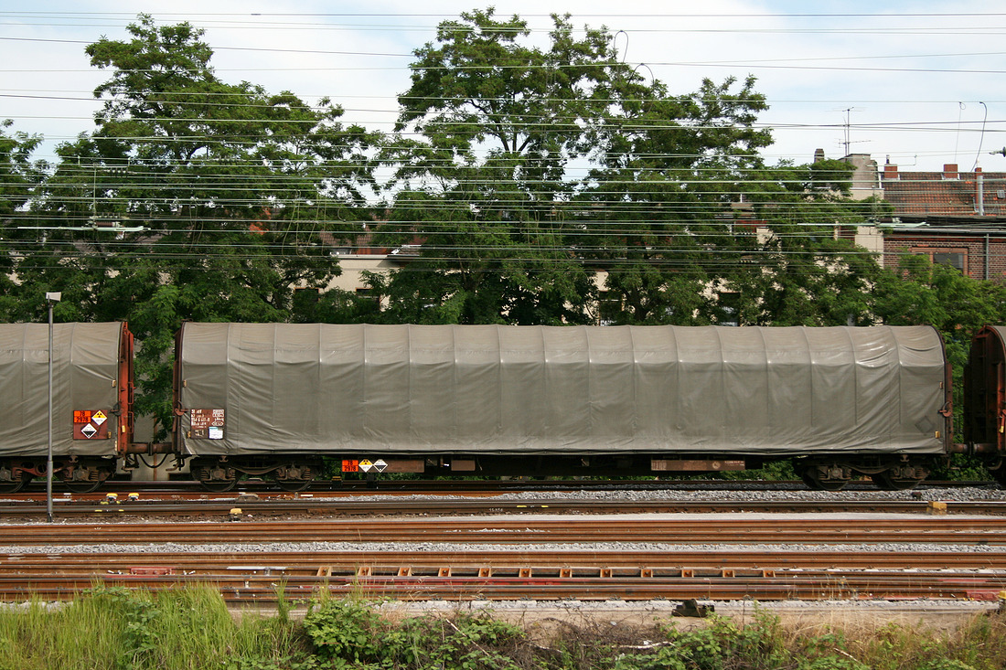 Rilns der französischen SNCF, beladen mit Uraniumhexafluorid. Abgelichtet im Bereich des Güterbahnhofs Köln-Kalk Nord am 17. Juni 2009.