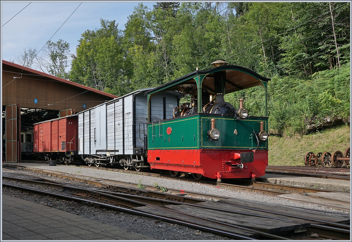  Rimini  nennt man bei der Blonay-Chamby Bahn die 1900 von Krauss unter der Fabriknummer 4278 gebaute Kasten-Dampflok G 2/2 N° 4 die bei der Ferrovie Padane im Einsatz stand. Die hübsche  G 2/2 N° 4 zeigt sich zwar  kalt   aber zumindest als interessantes Fotosujet in Chaulin mit den beiden Güterwagen (TL 50 und CEV Gk 37), wobei ich letzteren noch im Bahnhof von Blonay anno dazumal zu manöverieren hatte. 

25. Juli 2020

