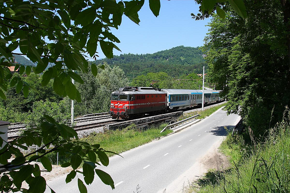 Rimske Teplice, Strecke Maribor - Zidani Most, am 26.5.2011.
342012 ist an diesem Tag mit einem Schnellzug in Richtung Zidani Most unterwegs.