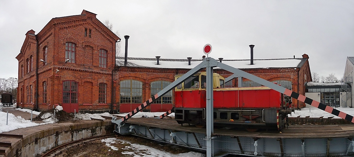 Ringlokschuppen mit Drehscheibe im Finnischen Eisenbahnmuseums in Hyvinkää, 14.4.13 